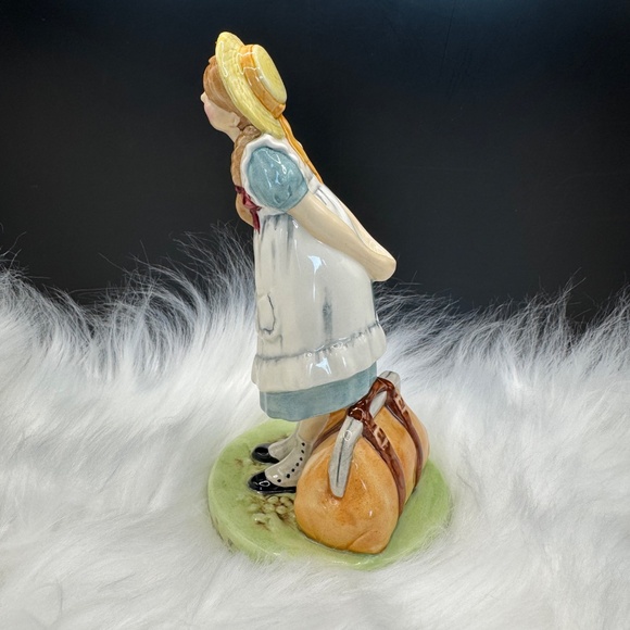 Royal Doulton "Pollyanna" Bone China Figurine HN 2965 - Picture 4 of 9